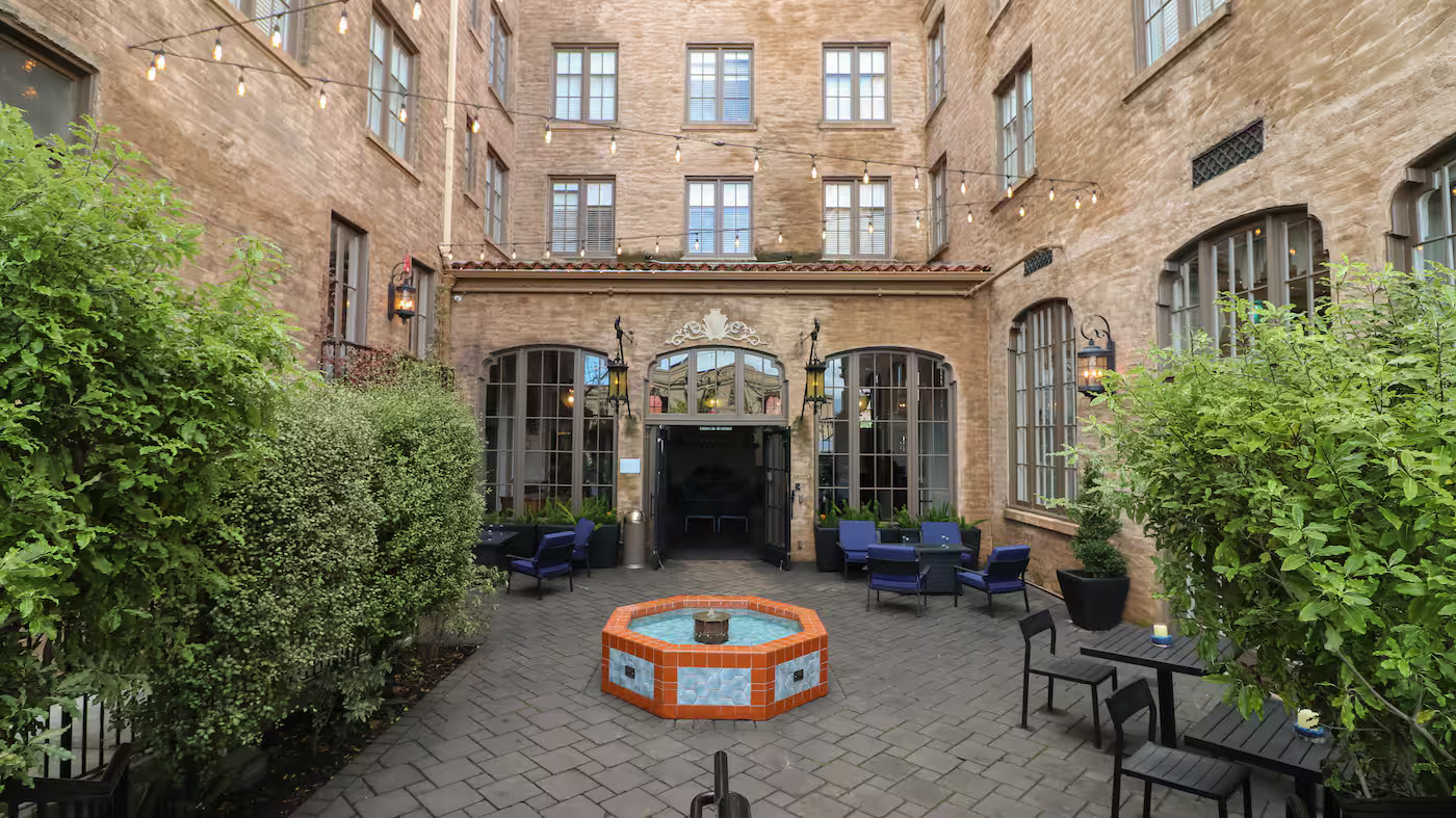 The courtyard at Hotel Petaluma