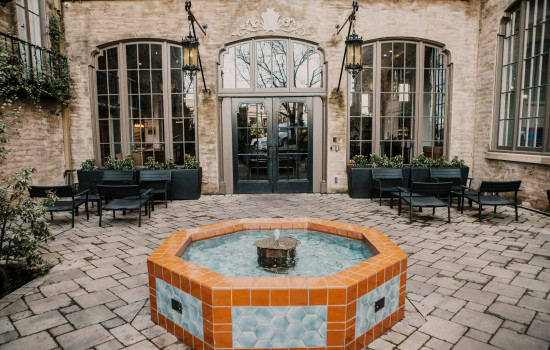 Hotel Petaluma - Courtyard