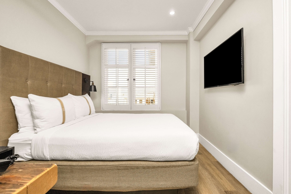 1 Queen Bed